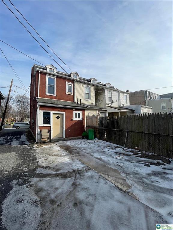 Building Photo - 638 Park St