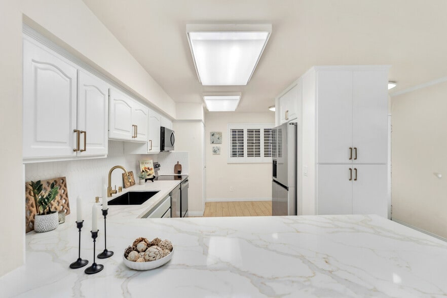 Kitchen - 2600 Torrey Pines Rd