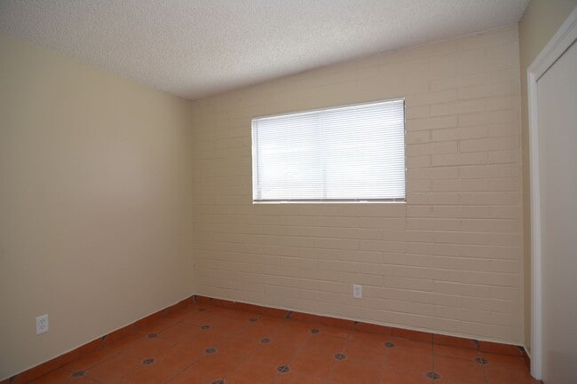 Building Photo - Charming 4 Bedroom 2 Bath House! South Tucson Location! Close to the 1-19!