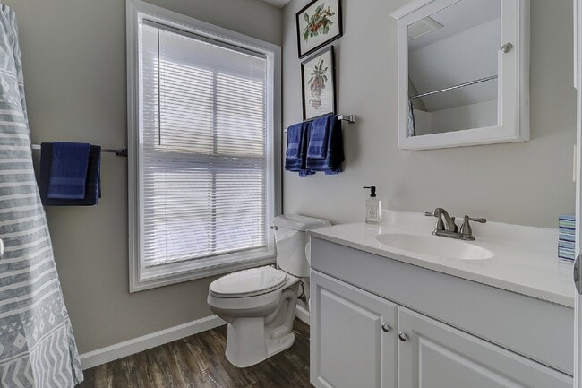 Building Photo - Old Town Bluffton Furnished Apartment!