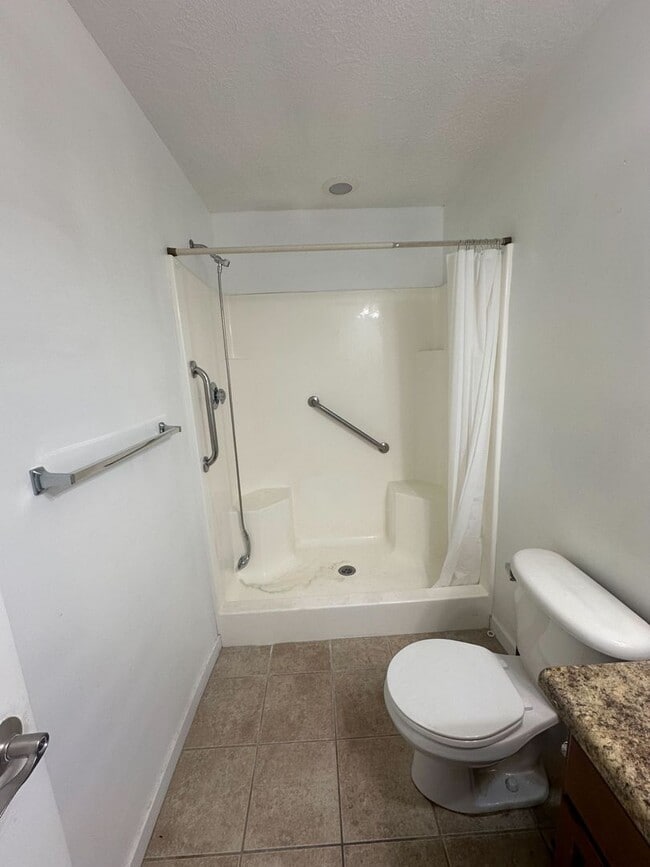 Building Photo - Gorgeous Condo!