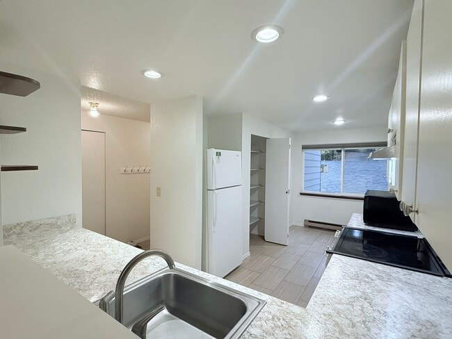 Building Photo - Lovely 2-Bedroom End Unit Condo in Cedarwo...