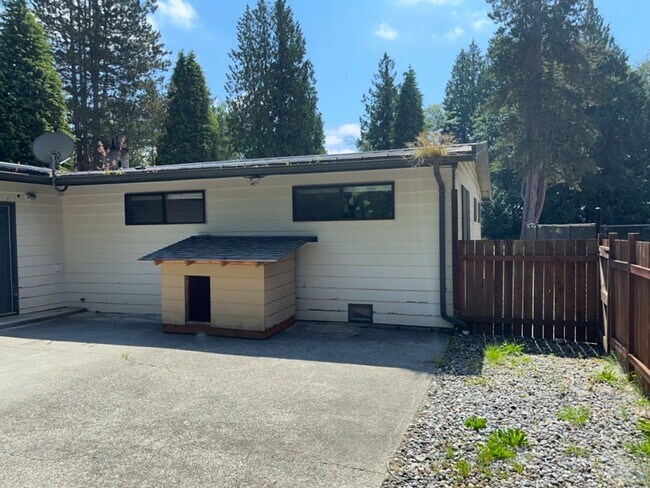 Building Photo - Wonderful Spacious 3-Bedroom 3 Bath with Over an Acre of Land with a Private Gate!