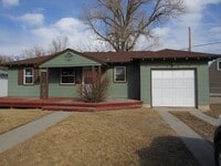 Building Photo - Charming 2 Bedroom W/Garage