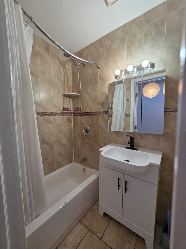 Building Photo - 40 Van Reypen St