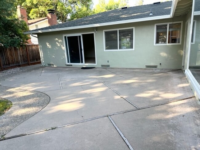 Building Photo - Pleasanton Single Story House 4 bed/2 bath, Downtown next to Amador Valley High! Great Location