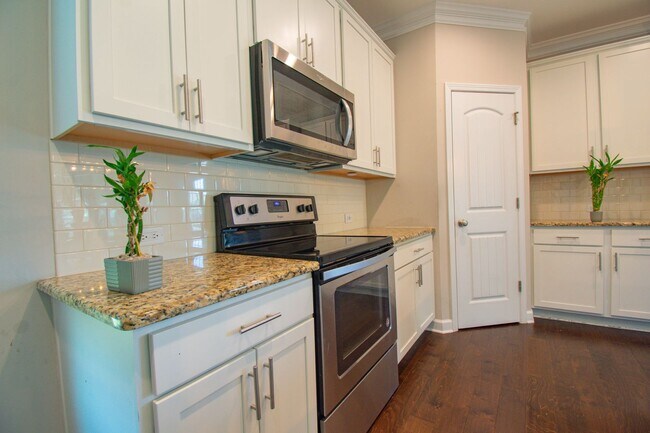 Building Photo - Available July 1! 4 Bedroom 2.5 Bathroom