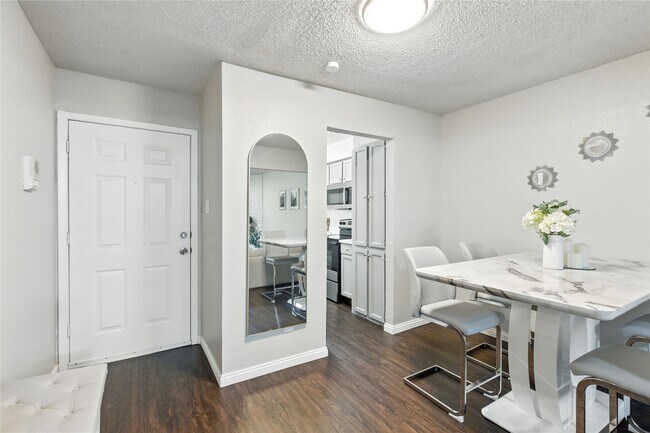 Building Photo - 2277 S Kirkwood Rd