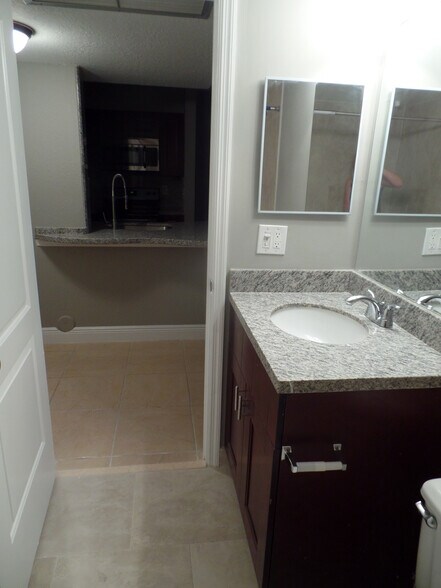 Building Photo - 2890 N Oakland Forest Dr