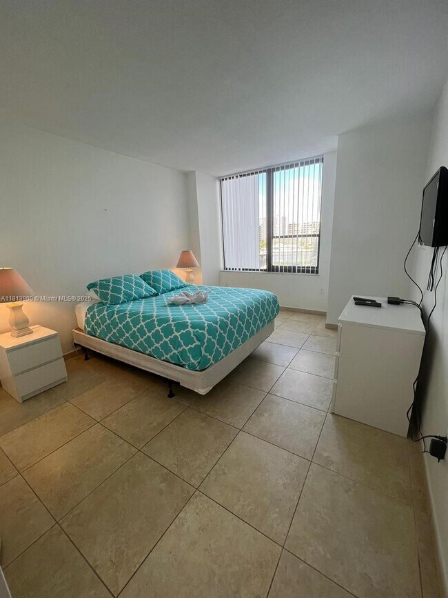 Building Photo - 3505 S Ocean Dr