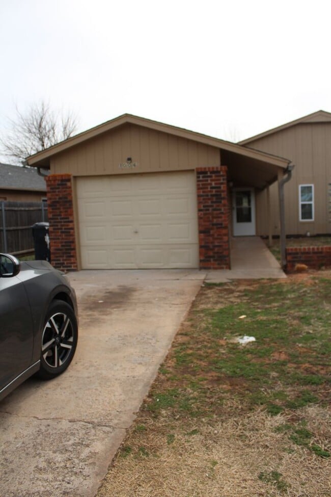 Building Photo - 2 bed & office on the South Side!