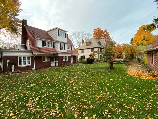 Building Photo - 5 Bedroom 4 Bath Home For Rent in Shaker Heights