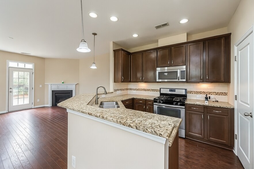 Building Photo - 711 Sidepark St
