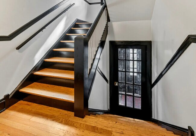 Building Photo - 2700 W Albion Ave