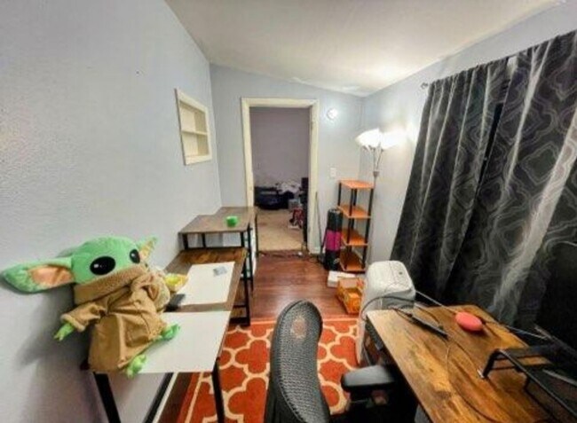 Building Photo - Available TODAY – Charming Single-Family H...