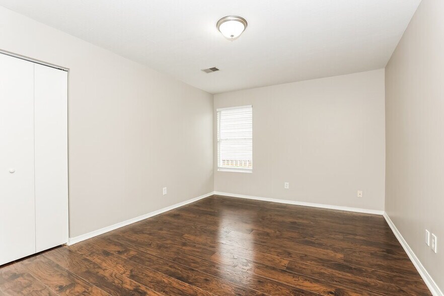 Building Photo - 2657 Sutherland Dr
