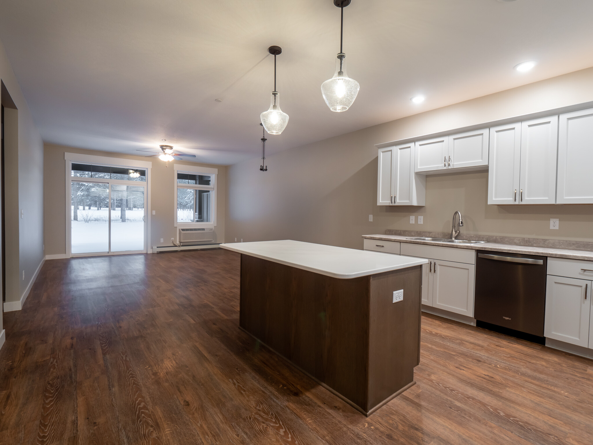Building Photo - 653 Lake Forest Cir