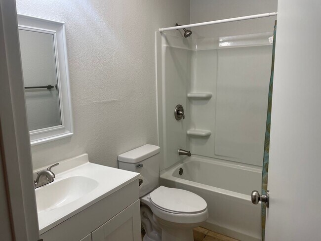 Building Photo - **** MOVE IN SPECIAL-FREE FIRST MONTH RENT...