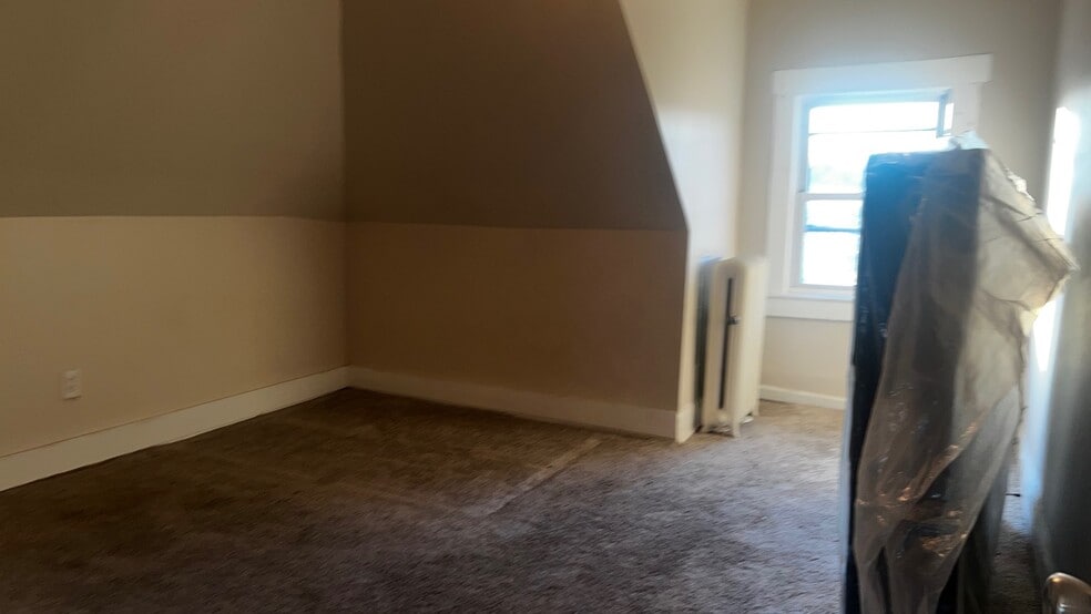 Bed $900 - 127 S Burnett St