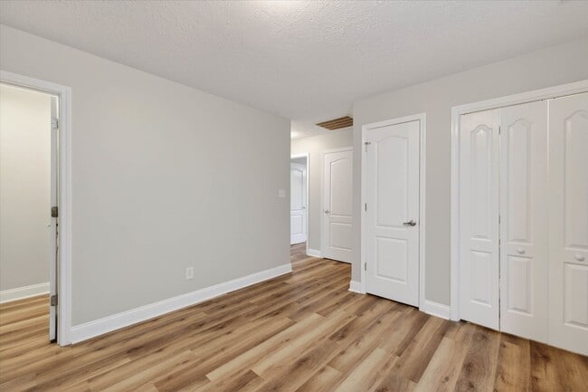 Building Photo - 333 Rossview Rd