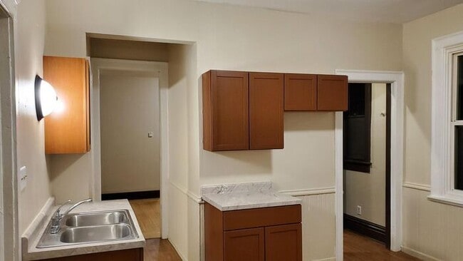 Building Photo - Remodeled & Spacious 4 Bedroom Lower Duple...