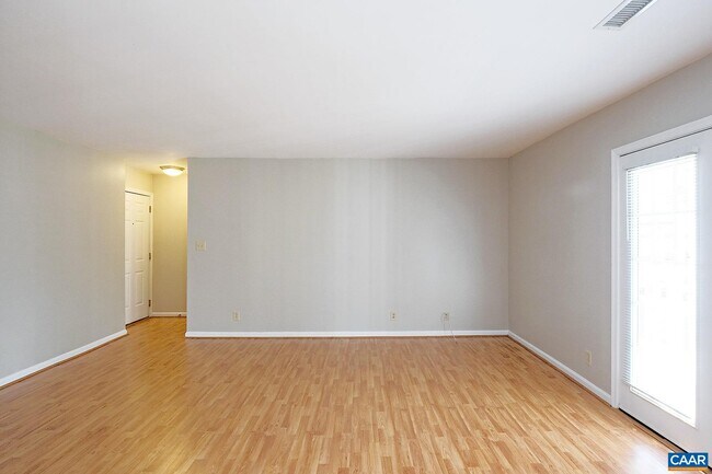 Building Photo - 1223 Villa Ln