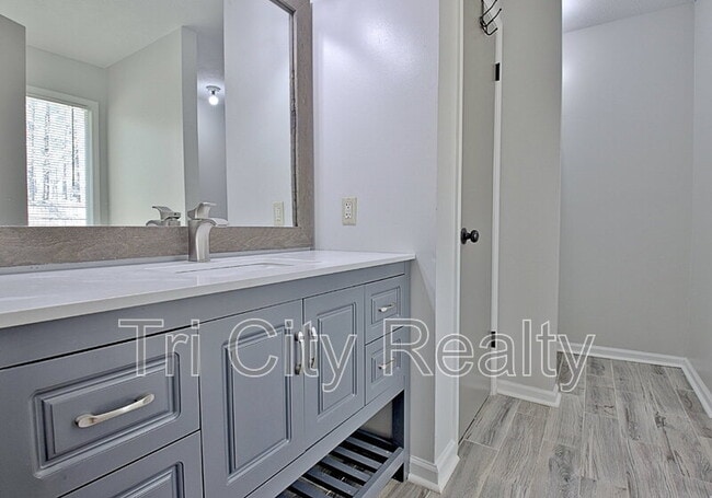 Building Photo - 210 Bella Rosa