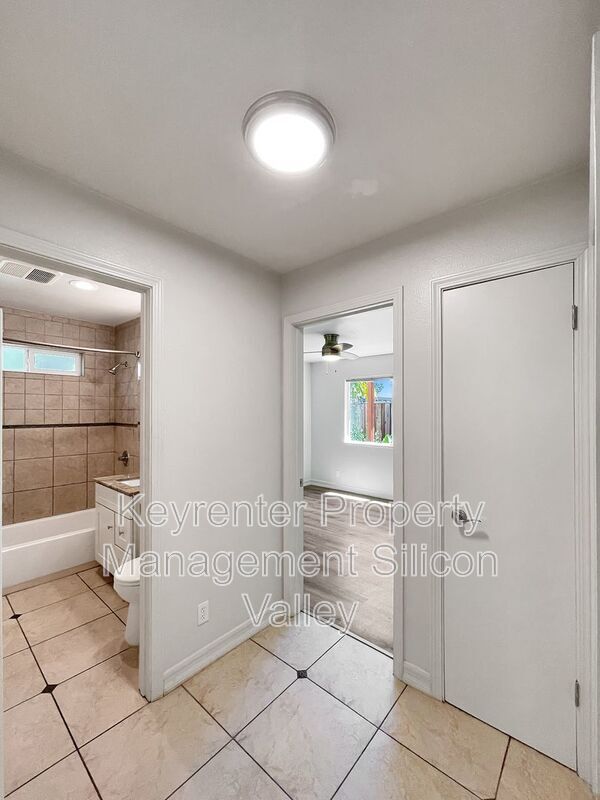 Building Photo - 923 Ravenscourt Ave