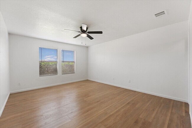 Building Photo - 702 Lowe Dr