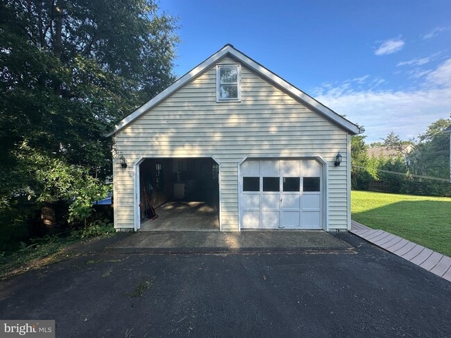 Building Photo - 1832 Birch Rd