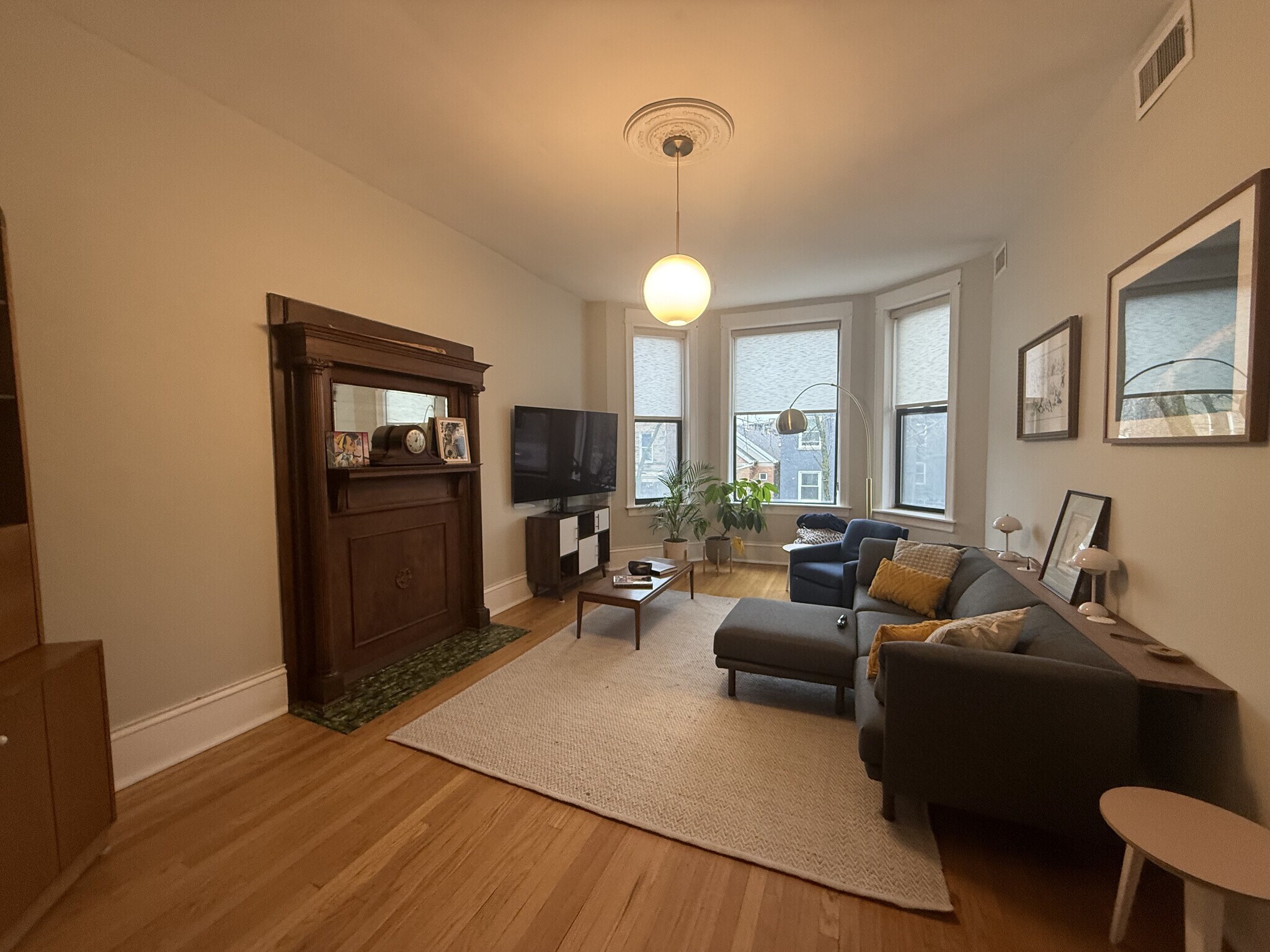 Den - 2459 N Albany Ave