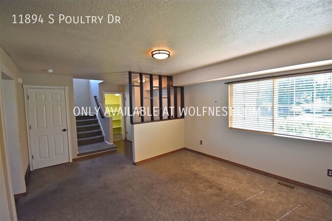 Building Photo - Beautiful 3 Bed Draper Top Floor Unit! No ...