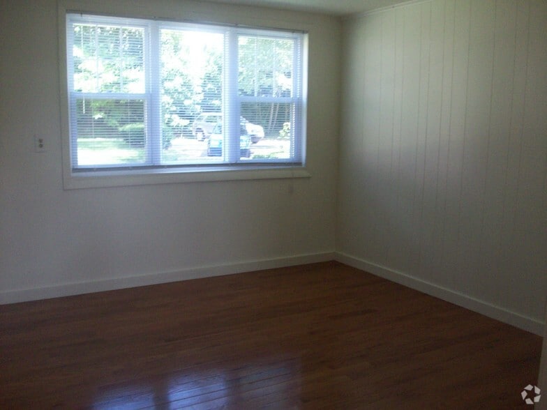 Living Room - Evergreen Town House Apartments