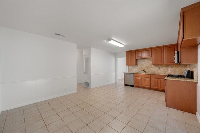Building Photo - 7009 Isabelle Dr