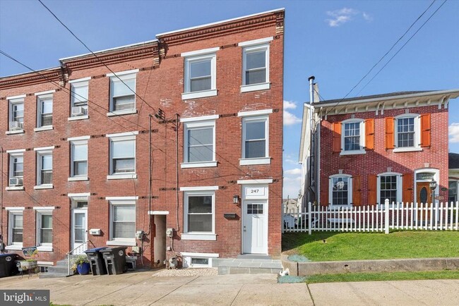 Building Photo - 247 E 6th Ave