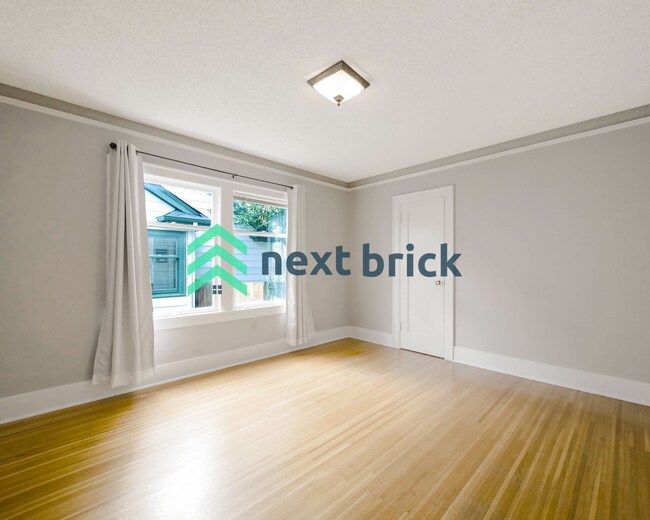 Building Photo - 4 Bed and 3 Bath Queen Anne Craftsman Hous...
