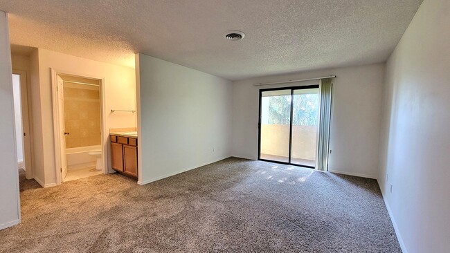 Building Photo - 3-bedroom, 2-bath Condo 'On the Green'