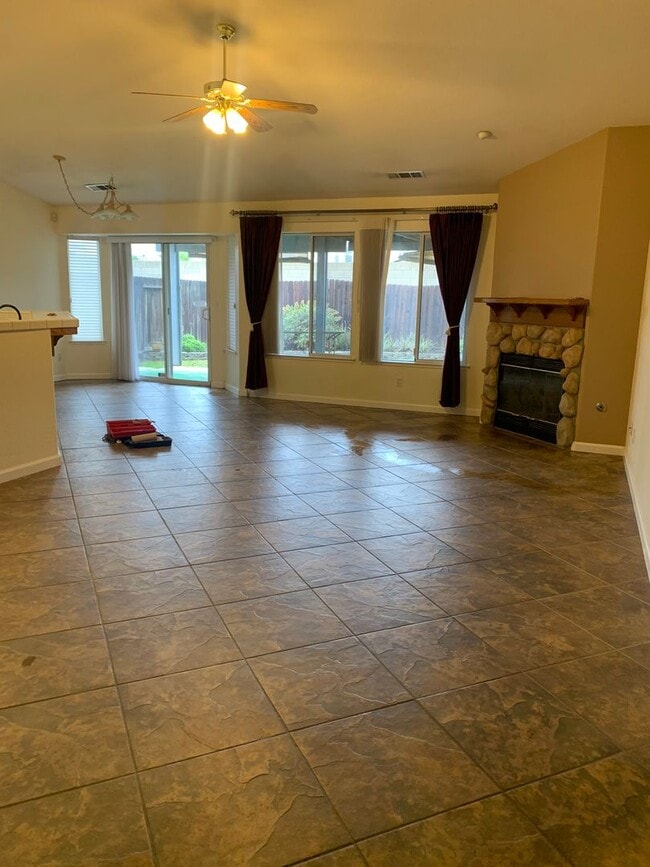 Building Photo - 3 Bedroom 2 Bath available Now