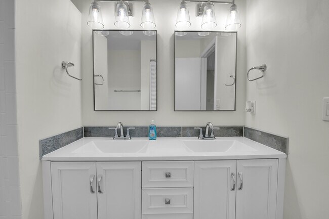 Building Photo - 5625 Aspen Ridge Cir