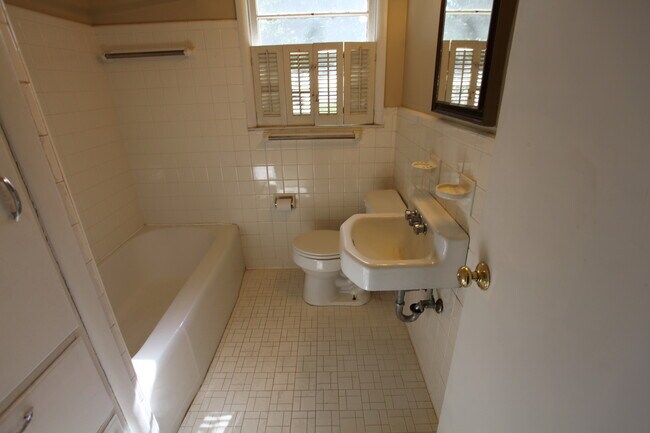 Building Photo - House For Rent Dean Road!