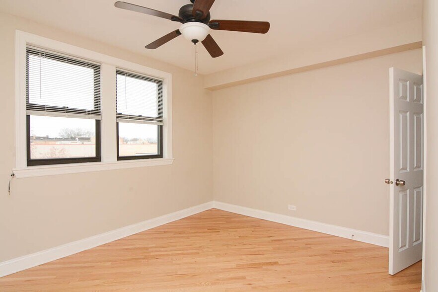 Building Photo - 896 Green Bay Rd