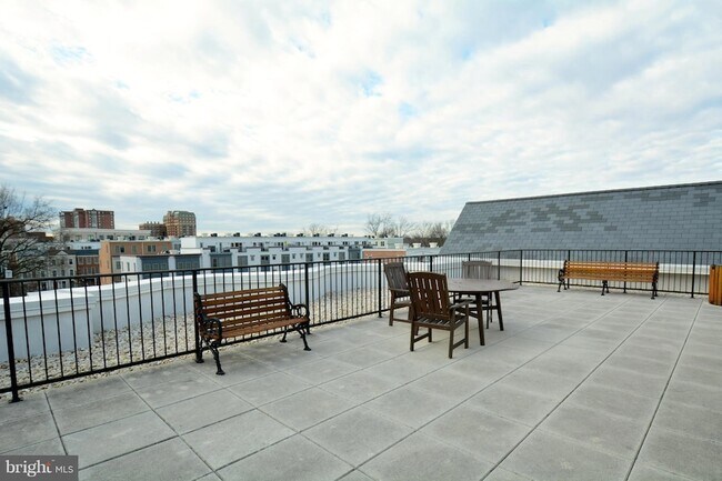 Building Photo - 900 N Washington St