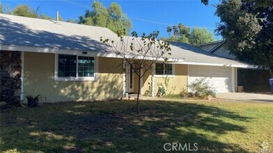 Building Photo - 749 Apache Trail