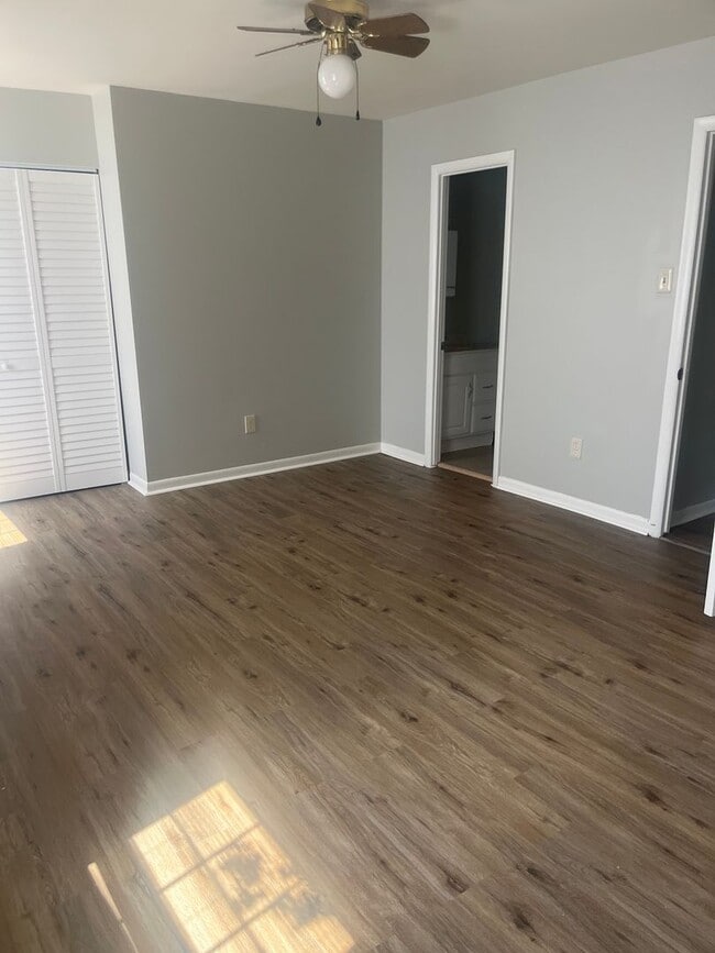 Building Photo - 3 Bedroom 2.5 Bath Unit Townhouse Frederic...