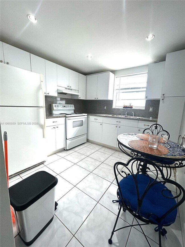 Building Photo - 910 Michigan Ave