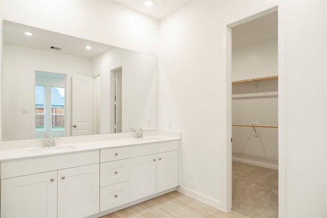 Building Photo - 31026 Sun Vly Dr