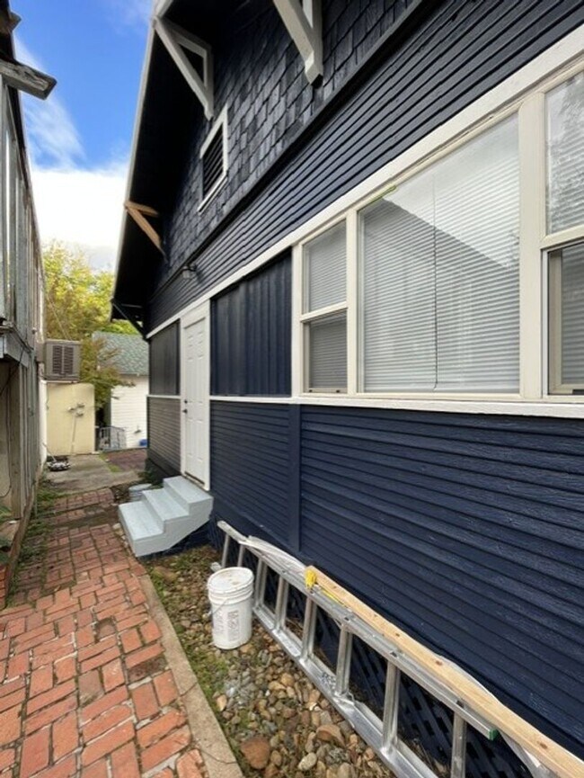 Building Photo - ZPINE1066