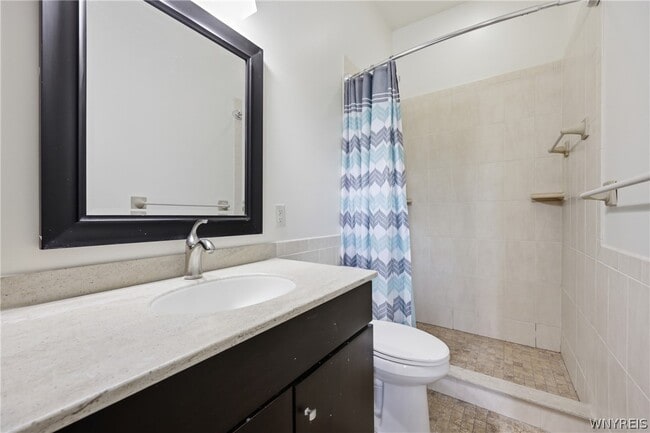 Building Photo - 2 York St