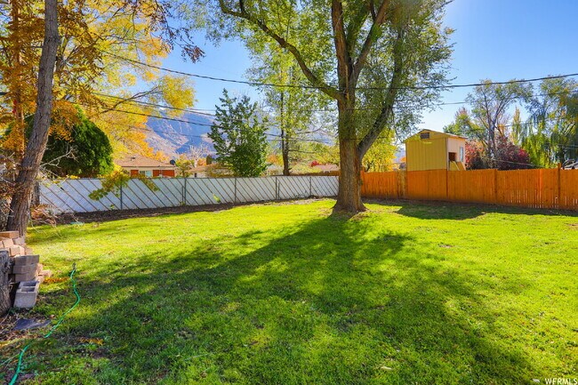 Building Photo - Room for rent in Great Ogden Location!