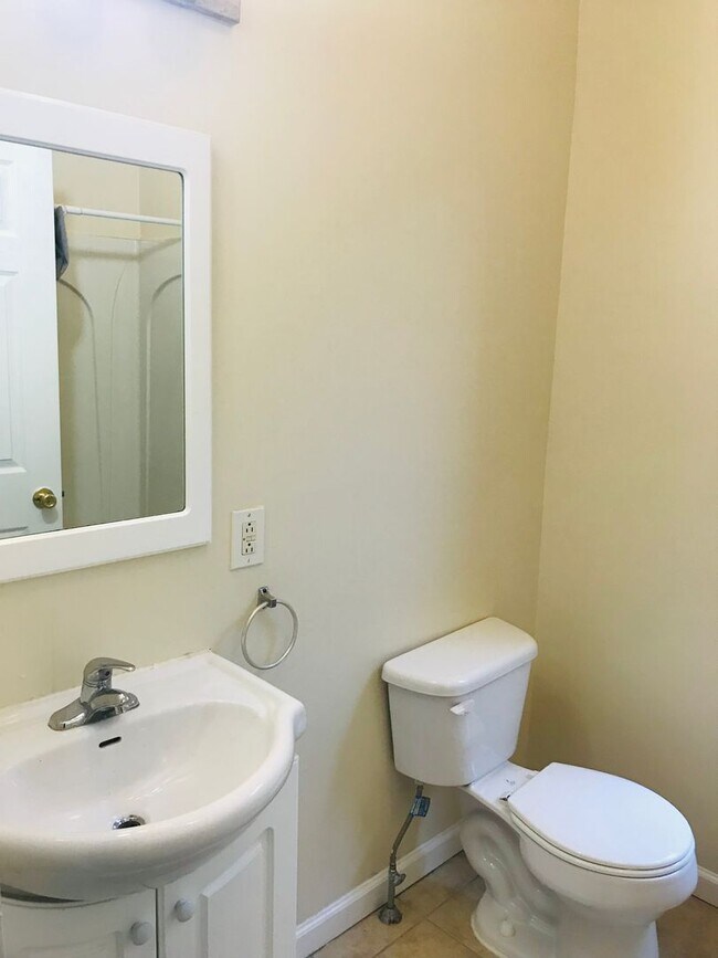 Building Photo - Gorgeous 6-Bedroom Townhouse One Block fro...